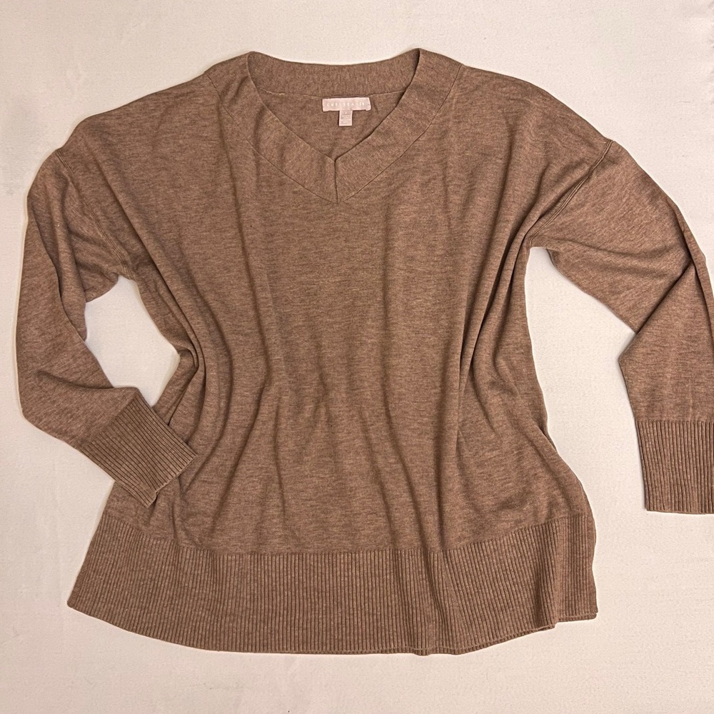 Chelsea 28 v-neck sweater size L